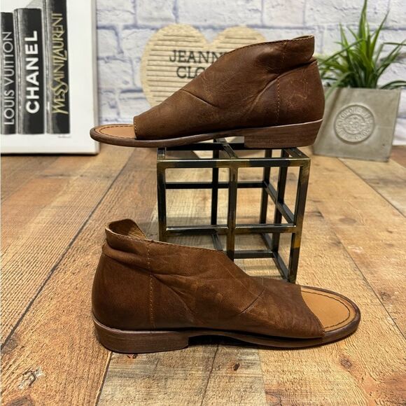 Mont Blanc Leather Sandal
FREE PEOPLE - Picture 2 of 10